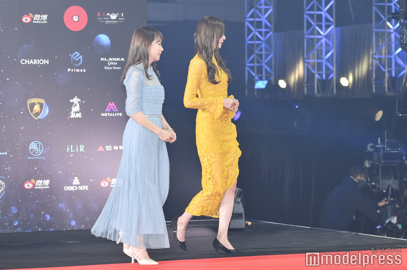 秋元真夏、梅澤美波 （C）モデルプレス