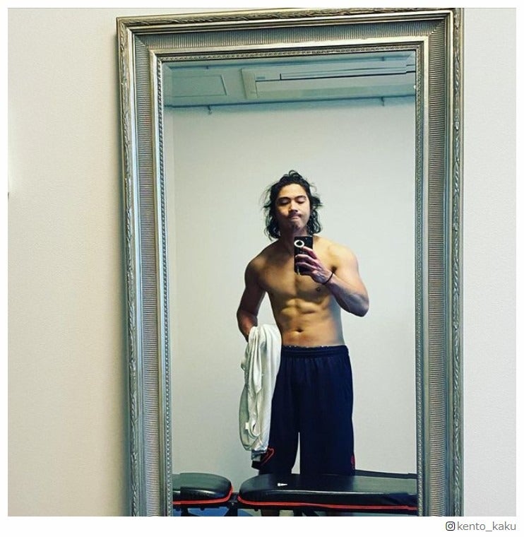 賀来賢人、肉体美＆ヒゲ姿披露「腹筋綺麗」「ザ漢でかっこいい」の声