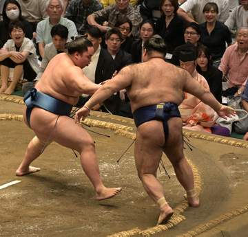 「チャンピオンいるじゃん！」大相撲砂かぶり席から鋭い眼光 ボクシング元世界王者の姿にSNS反応「むちゃ足元を見ている」