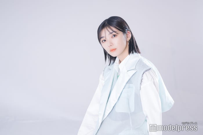 藤吉夏鈴/ヘアメイク:渋谷絵里奈、スタイリスト:市野沢祐大(TEN10)/ドレス:TELOPLAN、シャツ/Abor、イヤリング・ネックレス・リング/アガット 、その他スタイリスト私物/(C)モデルプレス