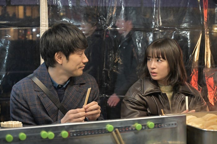 松山ケンイチ、広瀬すず「クジャクのダンス、誰が見た?」(C)TBS
