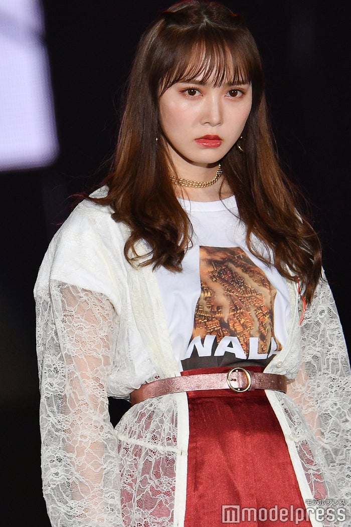 日向坂46加藤史帆 クールな表情で 心臓を捧げよ ポーズ Girlsaward 19 A W モデルプレス 日向坂46加藤史帆 クールな表情で 心臓を捧げよ ポーズ Girlsaward 19 A W モデルプレス