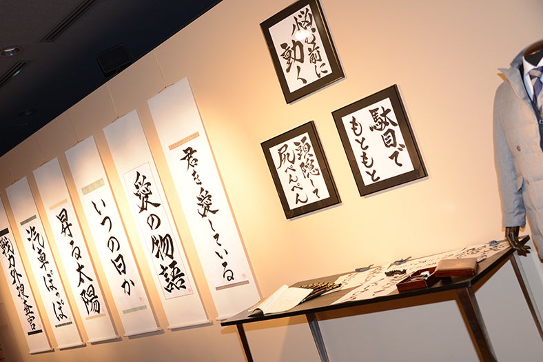 個展「始～絵具バカ日誌」の様子