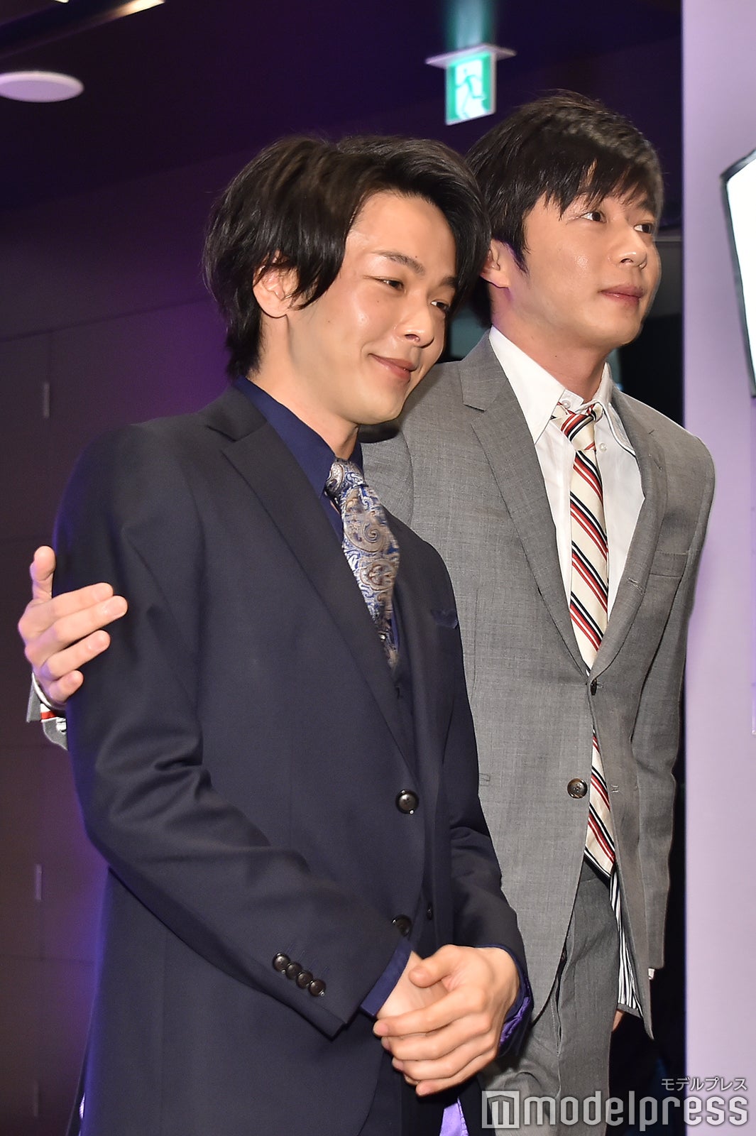 “新婦？”中村倫也（左）の肩を抱き退場する“新郎？”田中圭（右）（C）モデルプレス