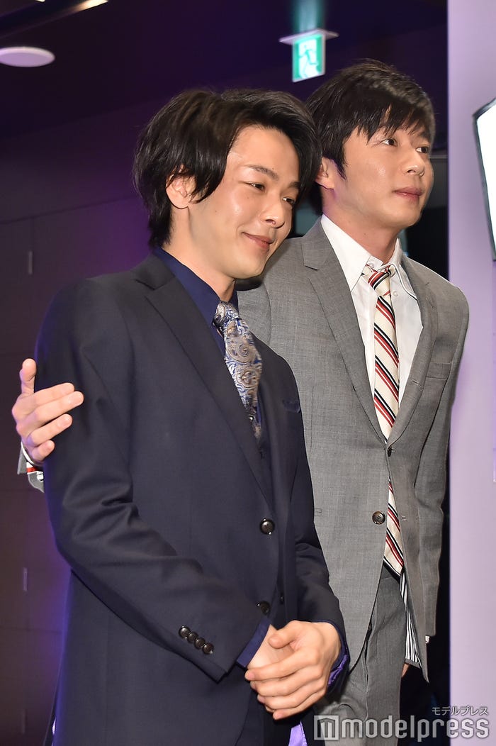 “新婦?”中村倫也(左)の肩を抱き退場する“新郎?”田中圭(右)(C)モデルプレス