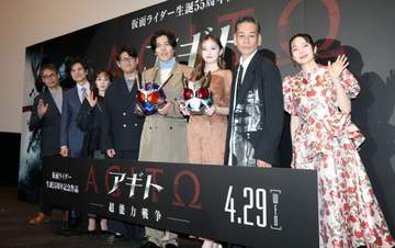 まるでお姫様？ベッキーの個性派ドレスにうっとり♡「派手な服ですいません」共演者も思わずチラ見「すごいね」