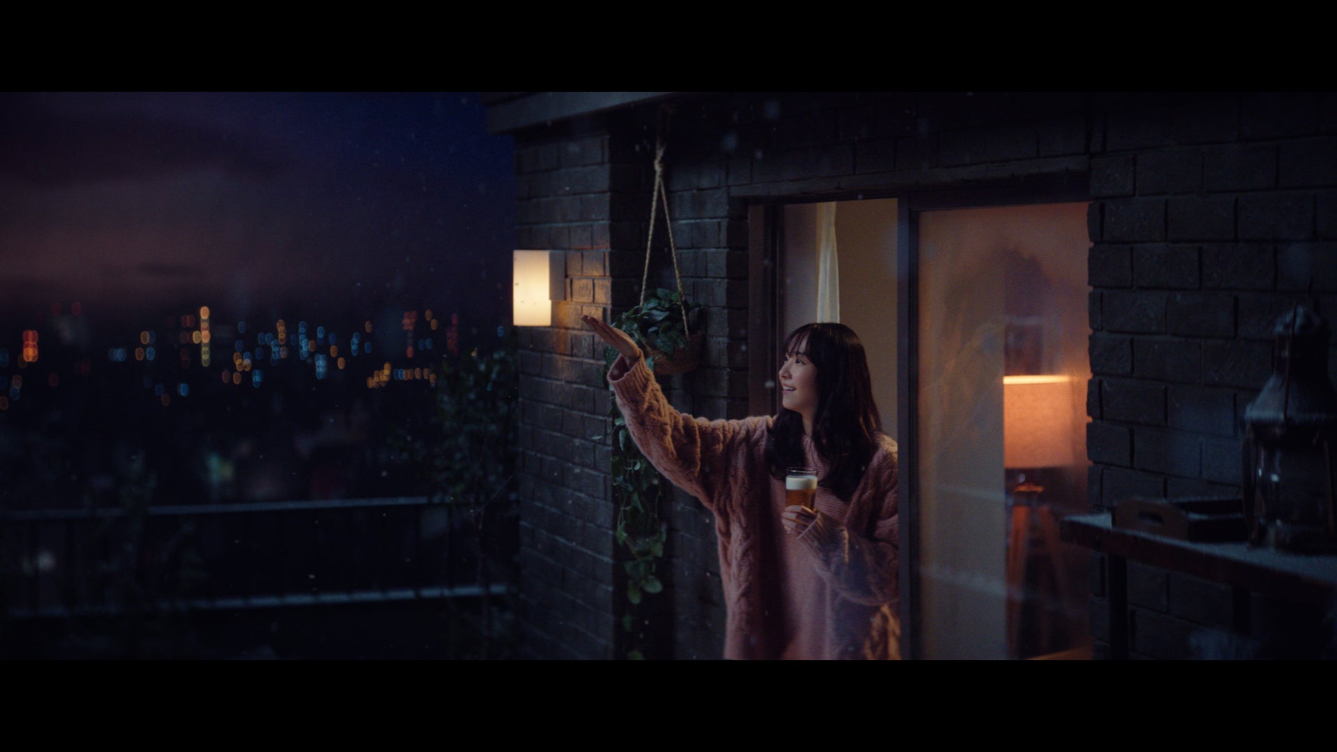 新垣結衣新CM「2022年もおつかれ生です」篇より（提供写真）