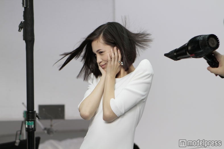 水原希子（CMメイキング）