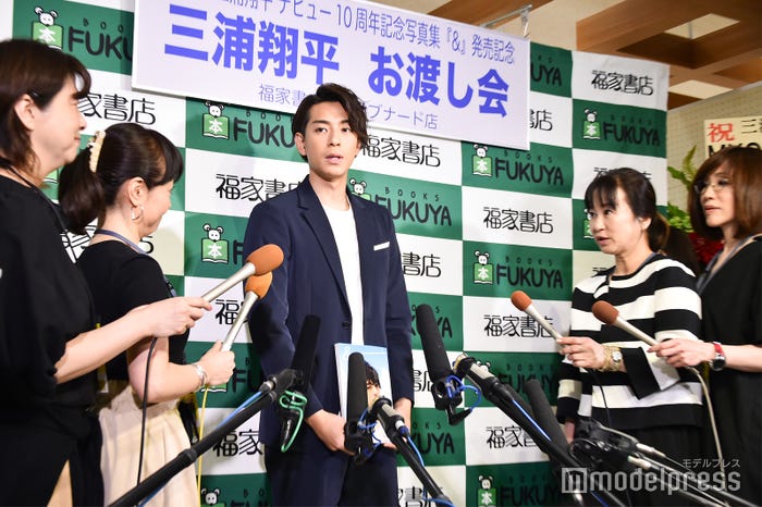 囲み取材冒頭、自ら報道について切り出す(C)モデルプレス