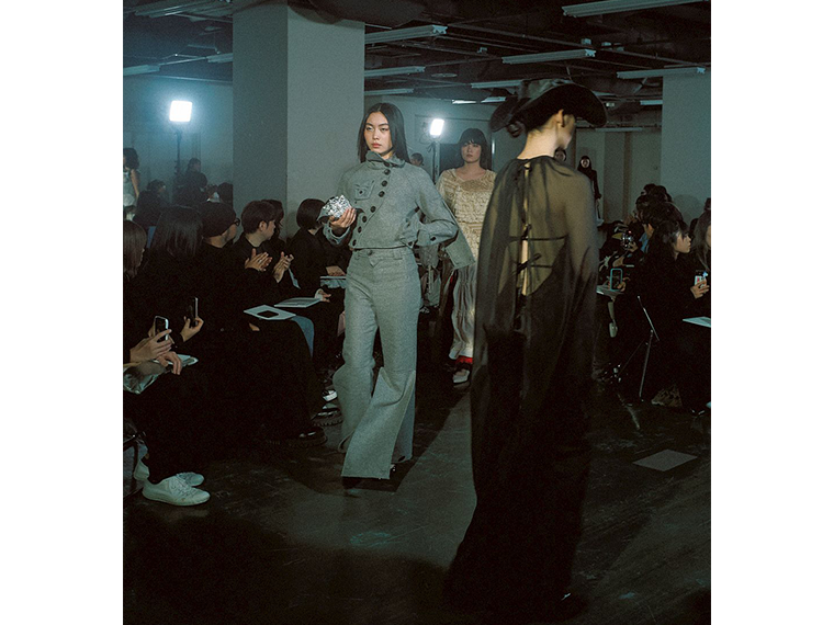 早稲田大学繊維研究会がショー 変化の中で保ち続けたいものを問い直す