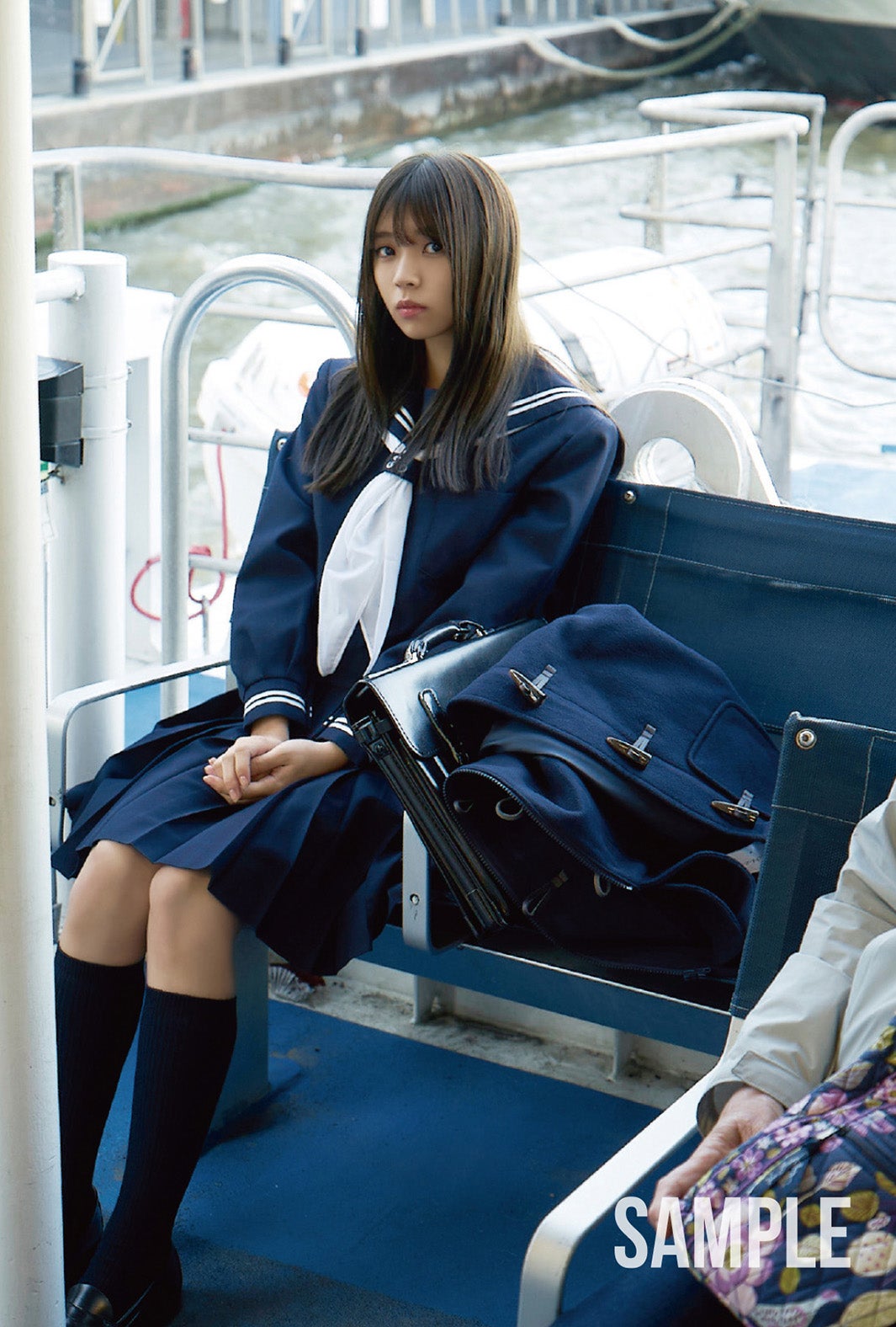 小林由依／通常版封入ポストカード（画像提供：KADOKAWA）