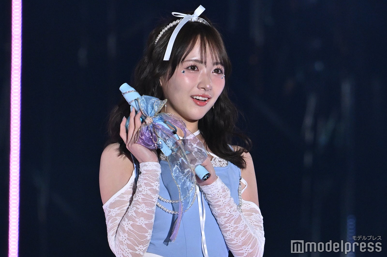 STU48石田千穂、美肩ラインが眩しいペンライトカラードレス