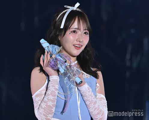 STU48石田千穂、美肩ラインが眩しいペンライトカラードレス【IDOL RUNWAY COLLECTION 2025】