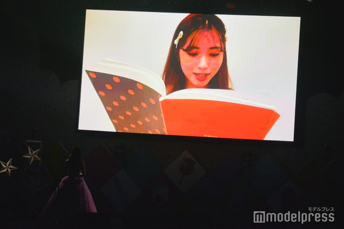 あいりるの動画メッセージを見守るあやみん(左)(C)モデルプレス