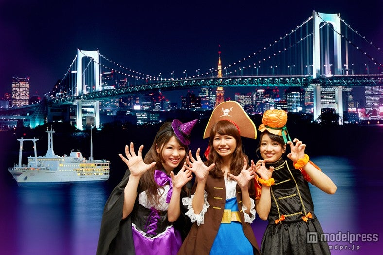 夜景の中を仮装でクルーズ、船上で楽しむ一足早いハロウィーンナイト