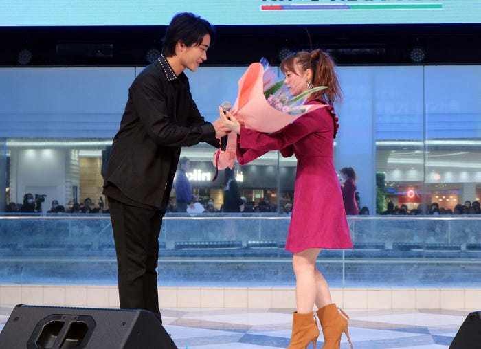 佐藤寛太、塩ノ谷早耶香(提供画像)