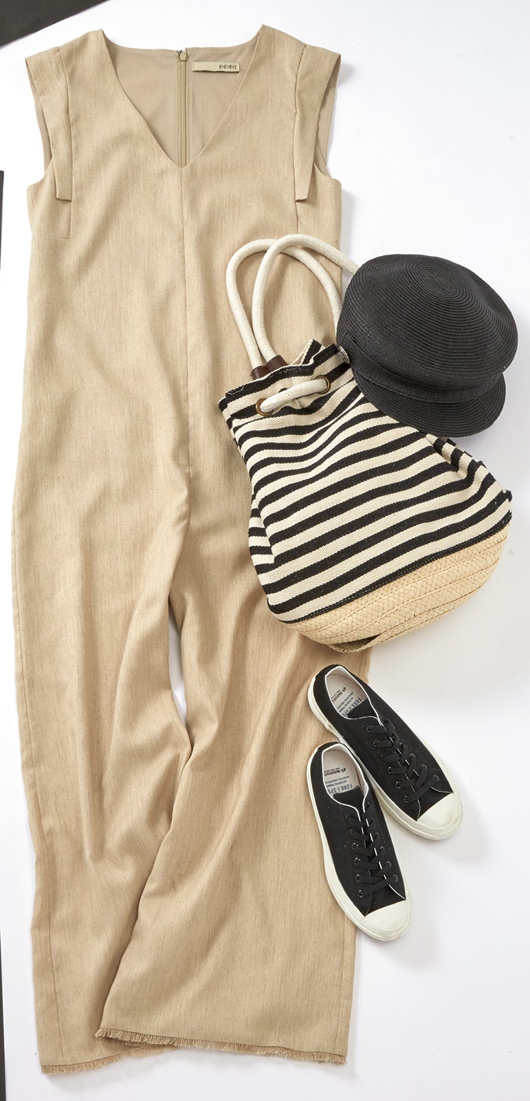 オールインワン：小物でマリンを表現したリラックスコーデ（画像提供：セブン＆アイ出版）