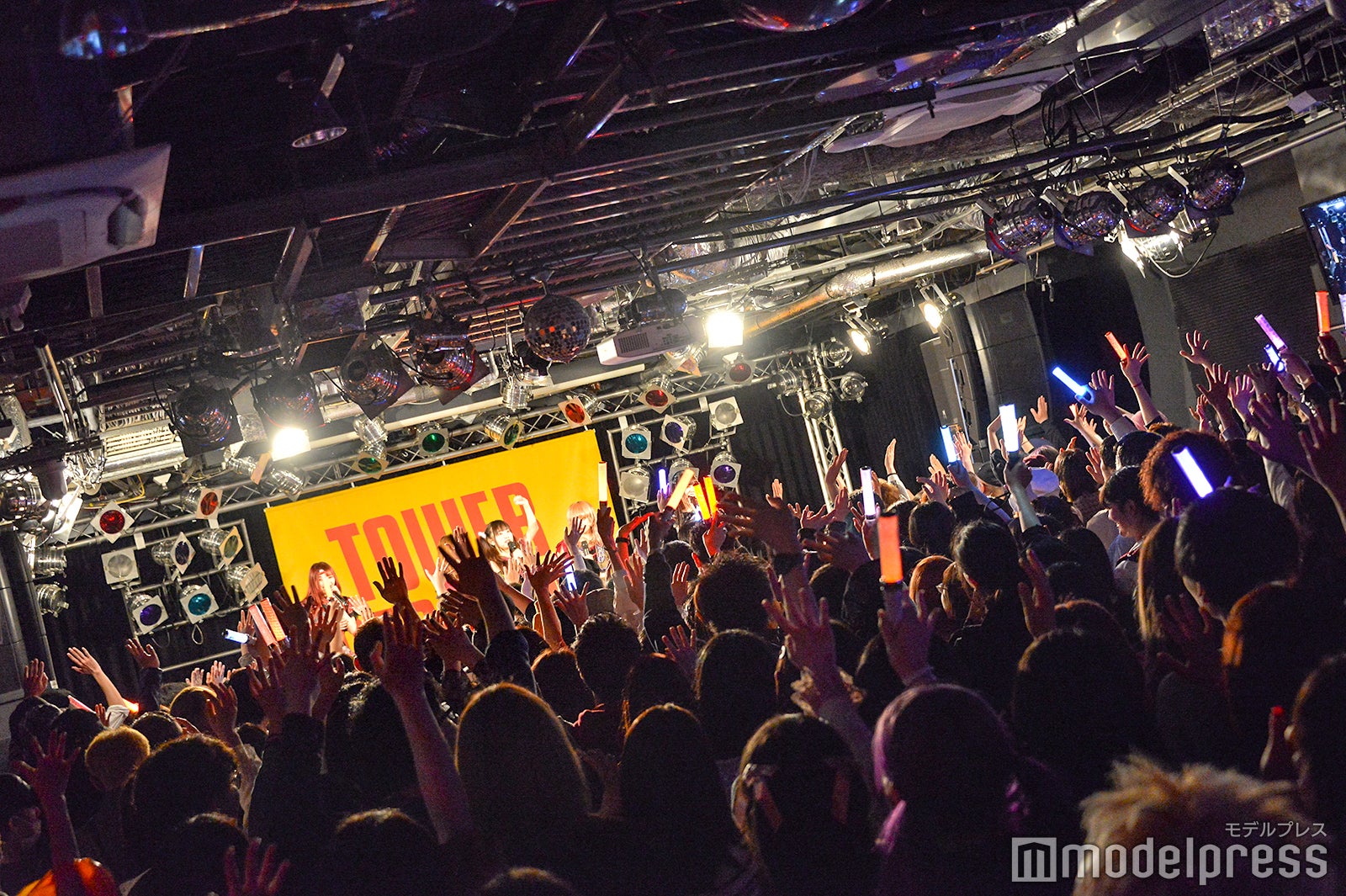 ライブの様子 （C）モデルプレス