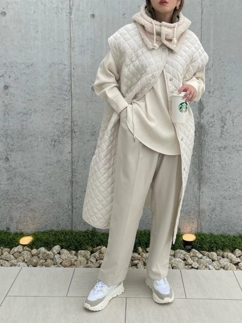 レディース　コーディネート　コーデ　着こなし　トレンド　おしゃれ　お洒落　オシャレ　2022　2023　冬　年末年始　冬休み　おでかけ　お出掛け　お出かけ　スニーカー　スニーカーコーデ　ワントーンコーデ　アウター　レイヤード