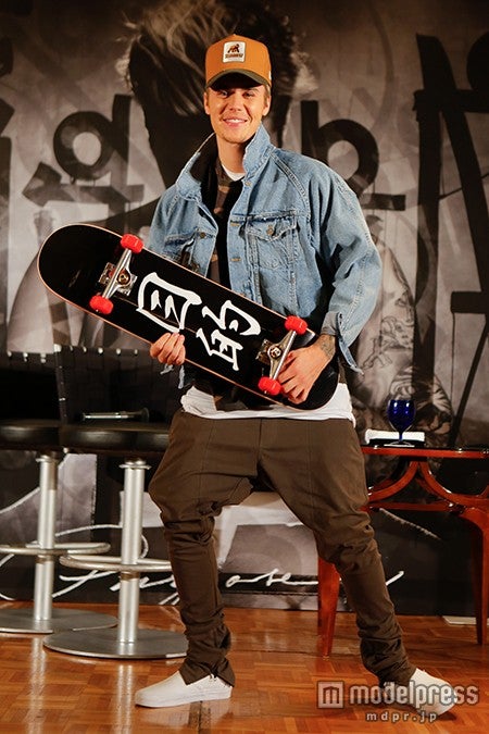 アルバムのヒットを記念し、「目的」の漢字をプリントしたスケートボードが贈られた