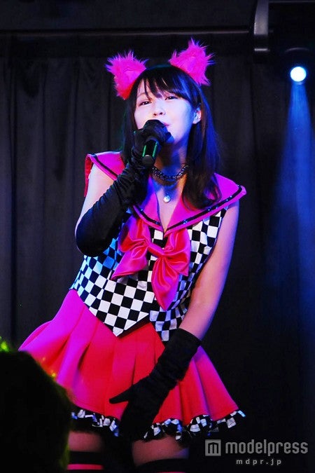 人気モデル、ミニスカート×ニーハイでライブパフォーマンス