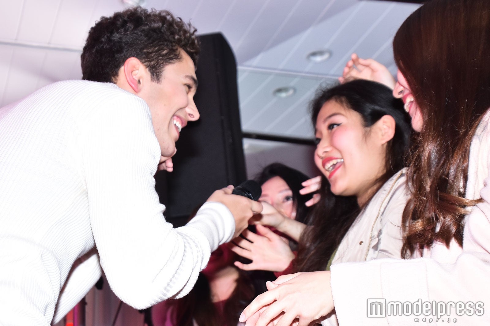 オースティン・マホーンがファンに接近 （C）モデルプレス