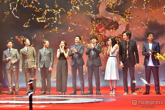 (左から)高橋努、平山浩行、池内博之、新垣結衣、向井理、綾野剛、吹石一恵、青木崇高、大森南朋