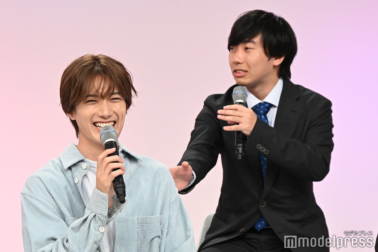意気投合した山中柔太朗、上原佑太（C）モデルプレス