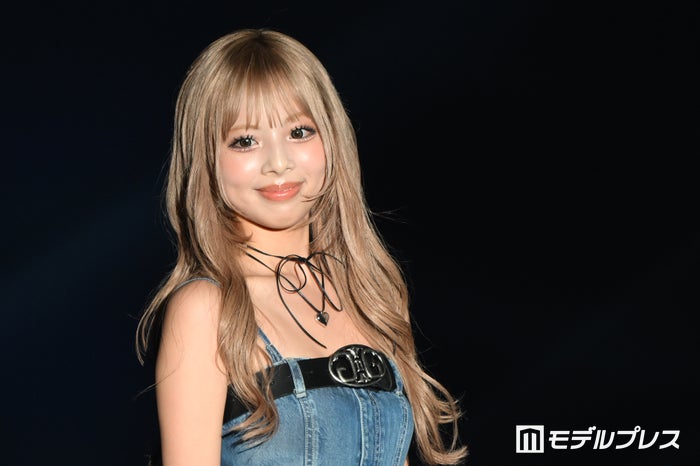 「今日好き」あいさ、美脚際立つミニ丈コーデ公開「体の半分以上が脚」「スタイル抜群」と反響