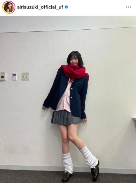 ＪＫ　美脚 30よね?!」鈴木愛理、“JK風”美脚のルーズソックスSHOTにファン悶絶「バチバチに現役で通る」「可愛すぎ」 - モデルプレス