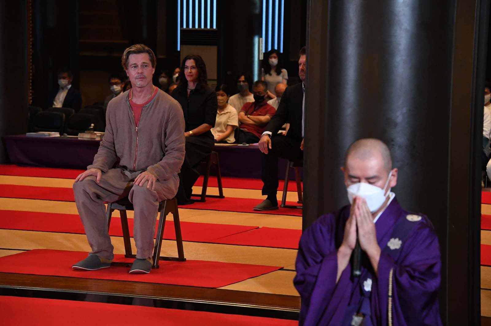 厄除け中のブラッド・ピット（提供写真）