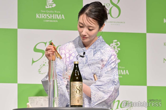焼酎の炭酸割りに挑戦する波瑠(C)モデルプレス