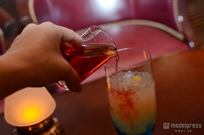 スペシャルカクテル 天の川/クランベリージュースを注ぐ