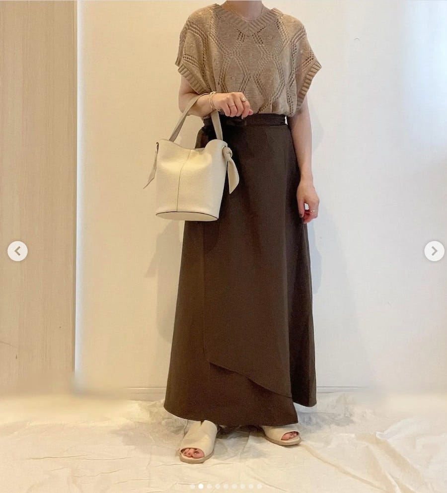 ラップカート×ニットベストのブラウンコーデ