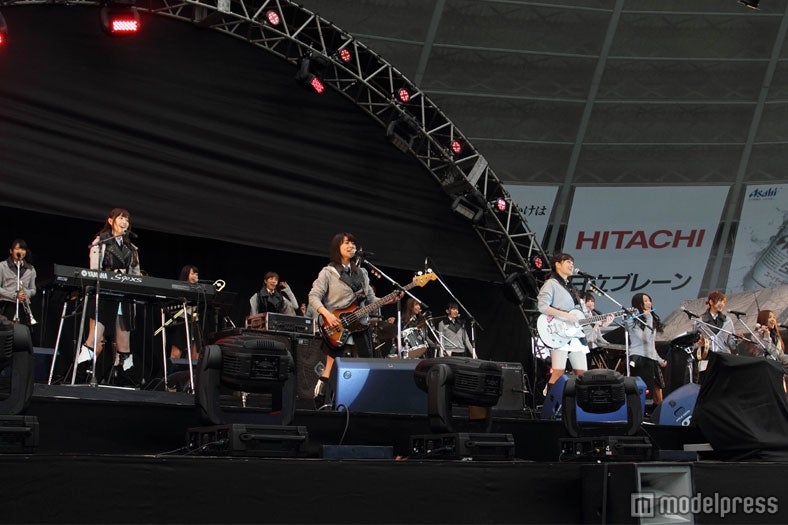 「GIVE ME FIVE!」をバンドの生演奏をするメンバーたち