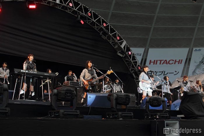 「GIVE ME FIVE!」をバンドの生演奏をするメンバーたち