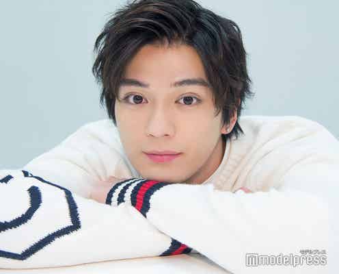 新田真剣佑が見せる“彼氏感”「普段よりちょっと心を開いた僕がここにいる」…北村匠海への“私信”も<ファースト写真集「UP THE ROAD」インタビュー>