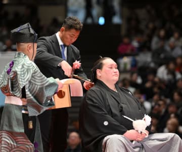 「メンツ豪華すぎ」「凄っ」 中田翔氏「最高な経験をさせてもらいました！！」と元照ノ富士の断髪式報告 アスリート仲間の集合写真も投稿