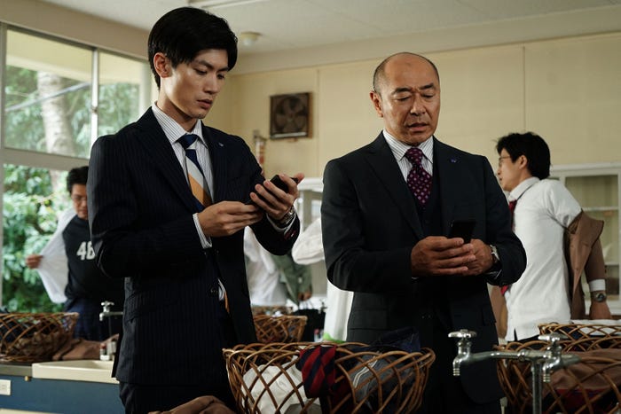 三浦春馬、高橋克実/「オトナ高校」第2話より(C)テレビ朝日