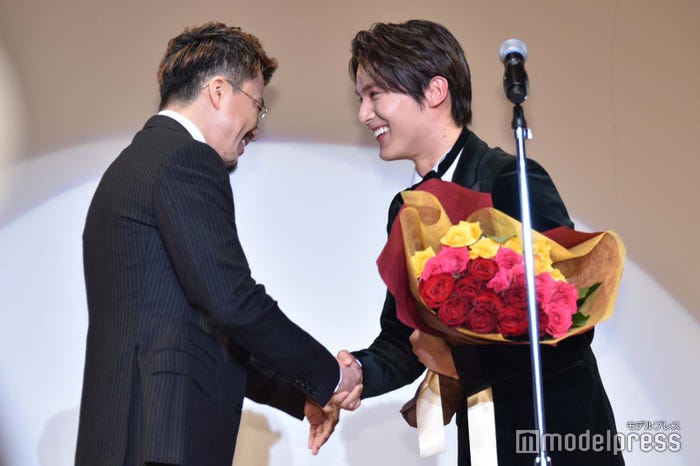 サプライズでお祝いに駆けつけた小栗旬、驚く中川大志 (C)モデルプレス