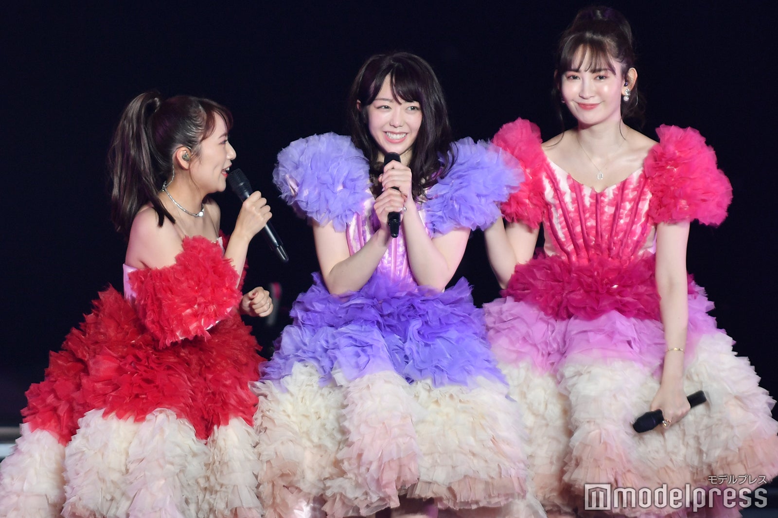 高橋みなみ、峯岸みなみ、小嶋陽菜「峯岸みなみ卒業コンサート～桜の咲かない春はない～」（C）モデルプレス