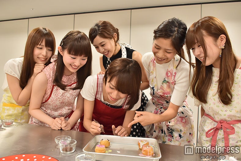 Re:ガールズが「クロワッサンドーナツ」1dayレッスンを体験！（左から）白石柚月、福井有彩、yui、千畝あずみ、ayumi、愛内みさ