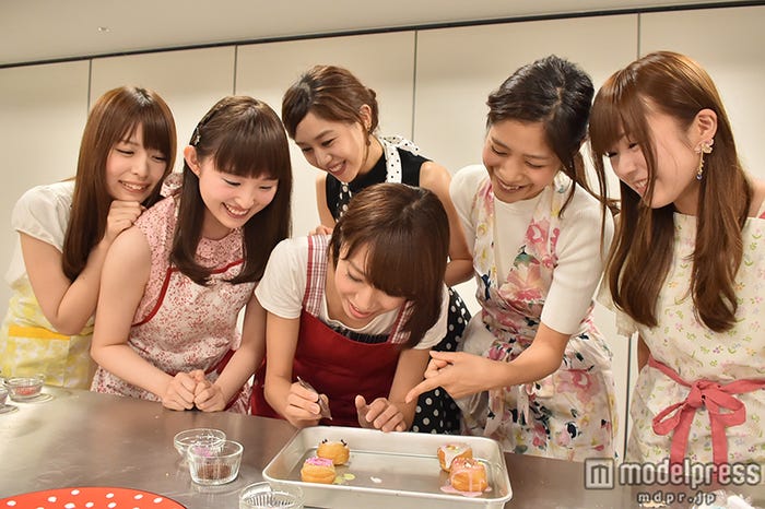 Re:ガールズが「クロワッサンドーナツ」1dayレッスンを体験!(左から)白石柚月、福井有彩、yui、千畝あずみ、ayumi、愛内みさ