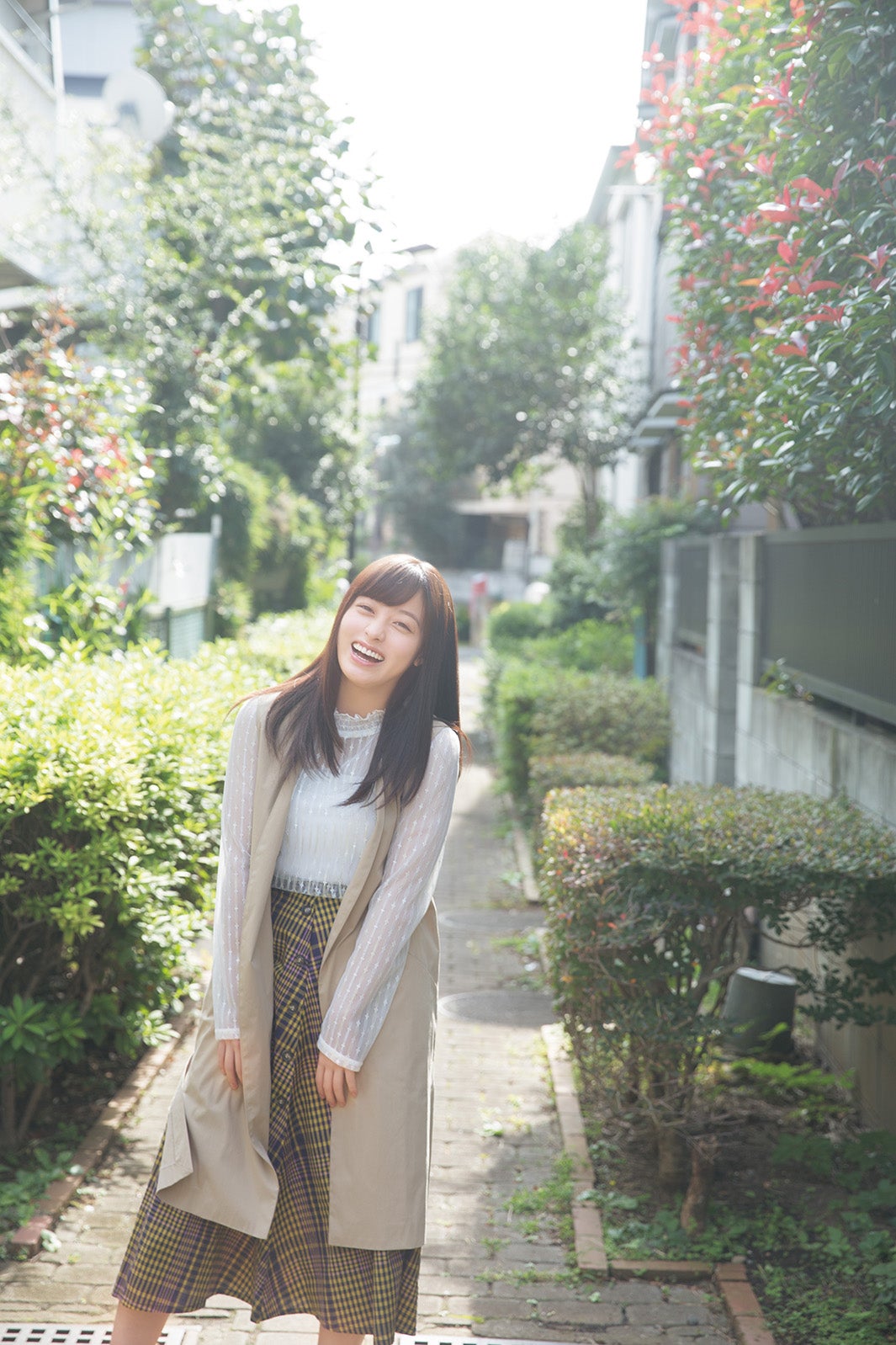 橋本環奈、スラリ美脚披露 大人の表情にもドキッ - モデルプレス