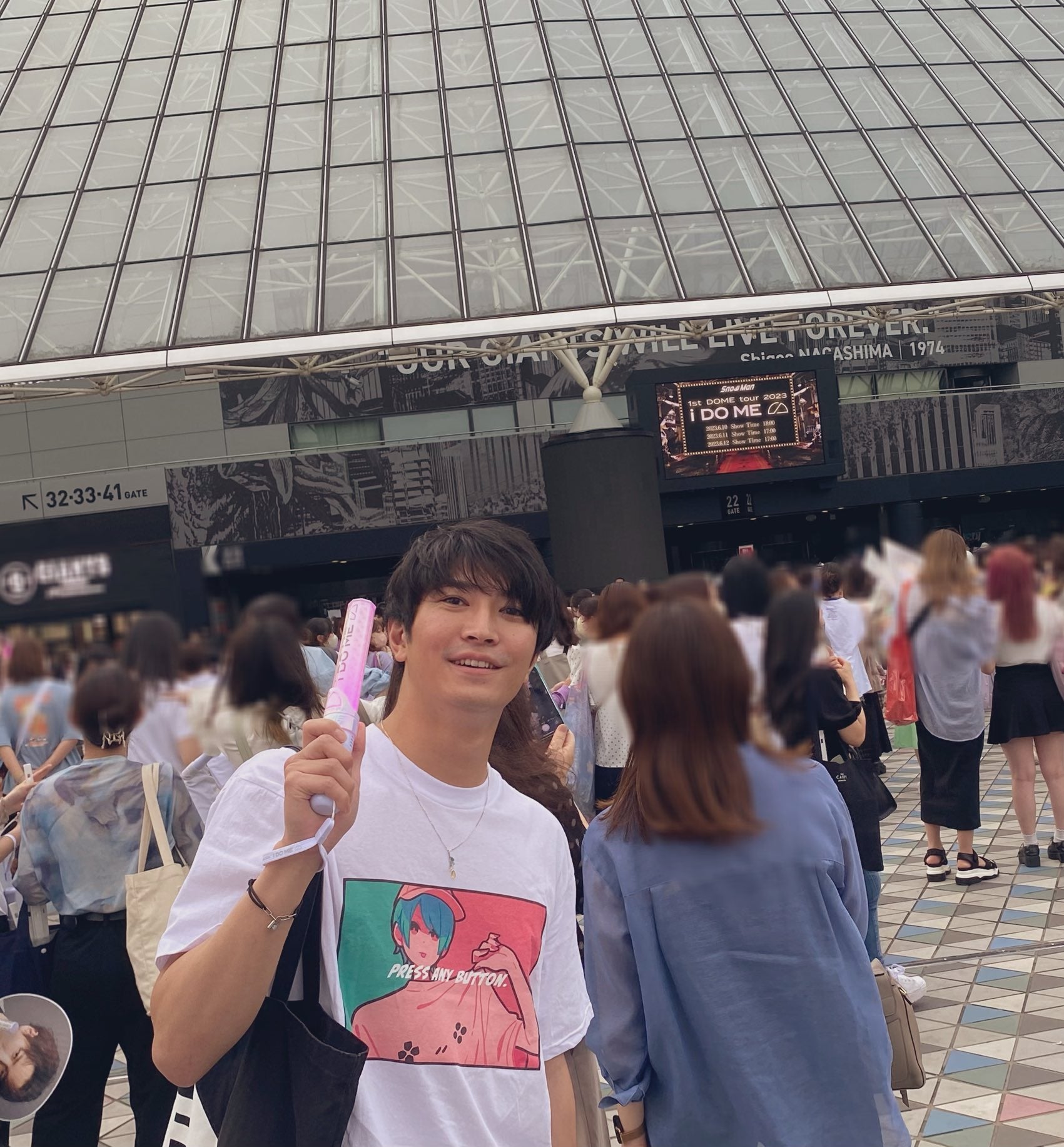 日テレ伊藤遼アナ、Snow Manライブに持参“手作りうちわ”が話題 佐久間大介の返答にも注目集まる