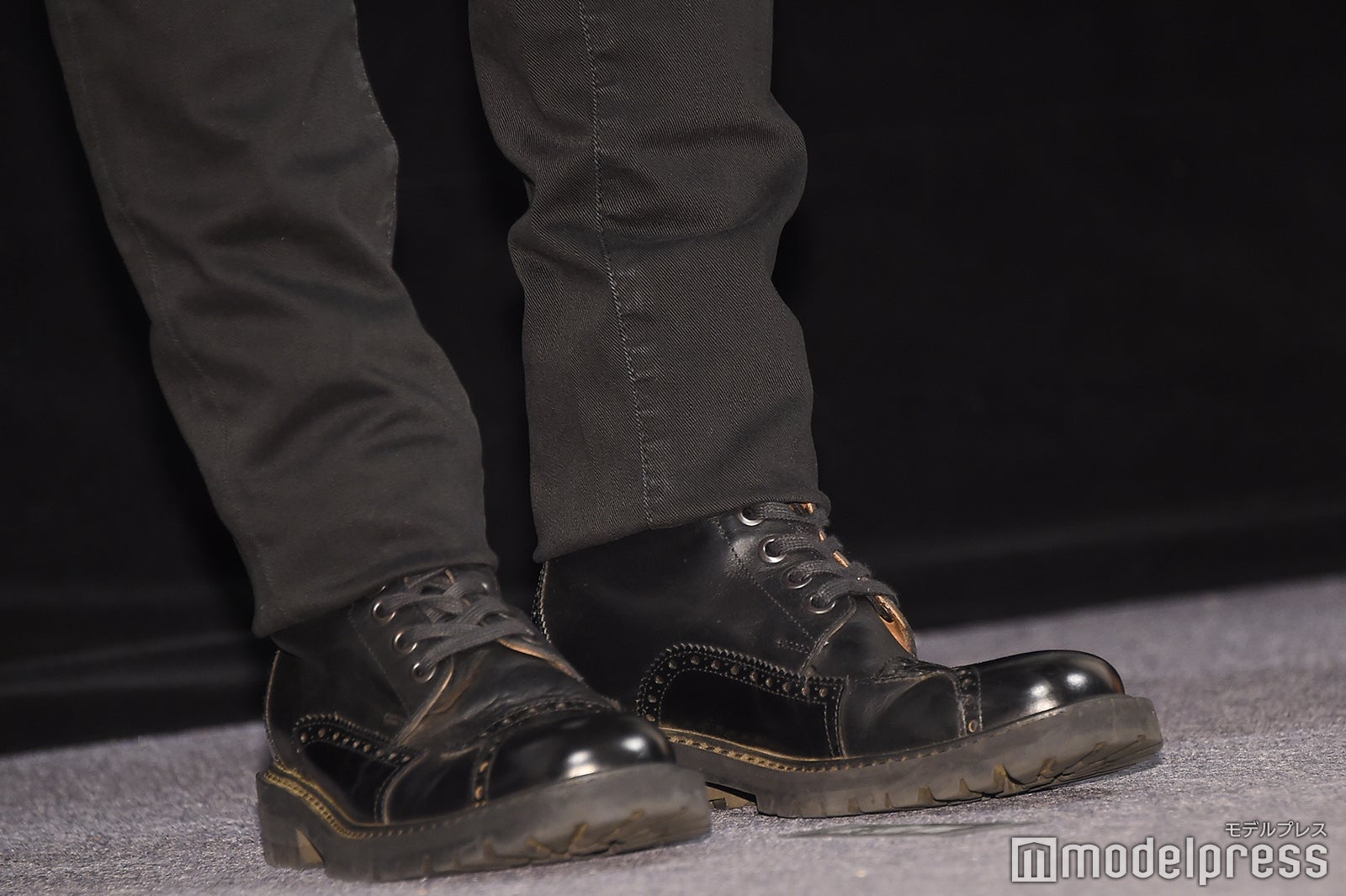 草なぎ剛の足元 （C）モデルプレス