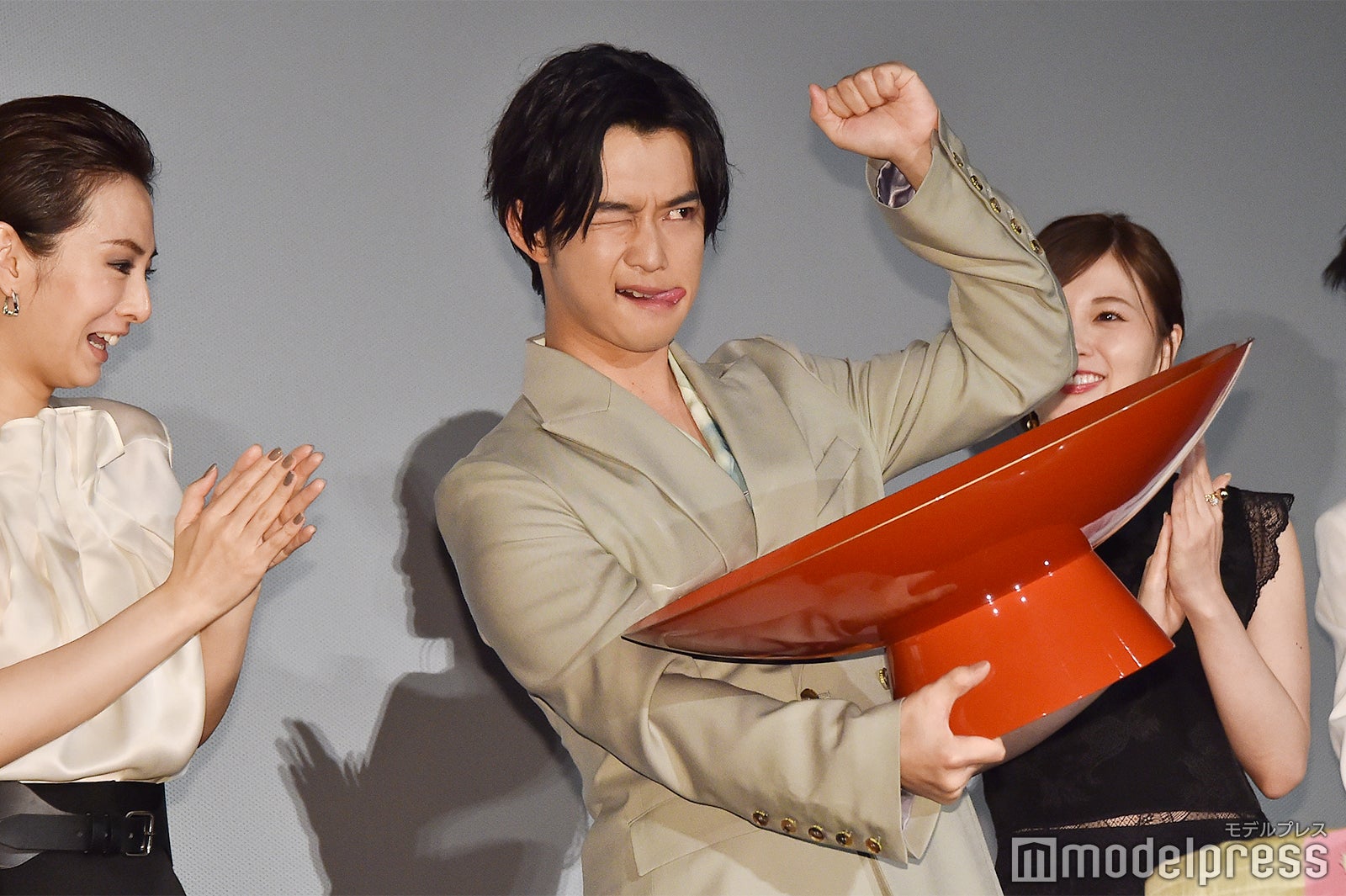 大盃を飲み干した千葉雄大（成田凌がいたずらで大量に注ぐ） （C）モデルプレス