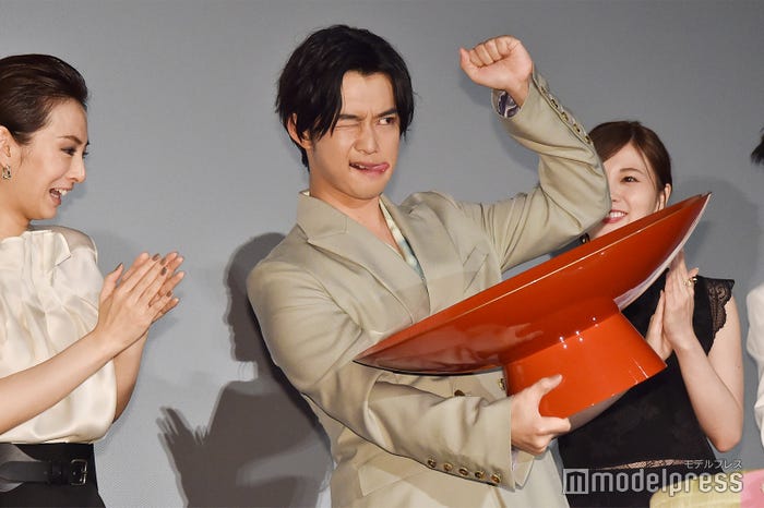 大盃を飲み干した千葉雄大(成田凌がいたずらで大量に注ぐ) (C)モデルプレス