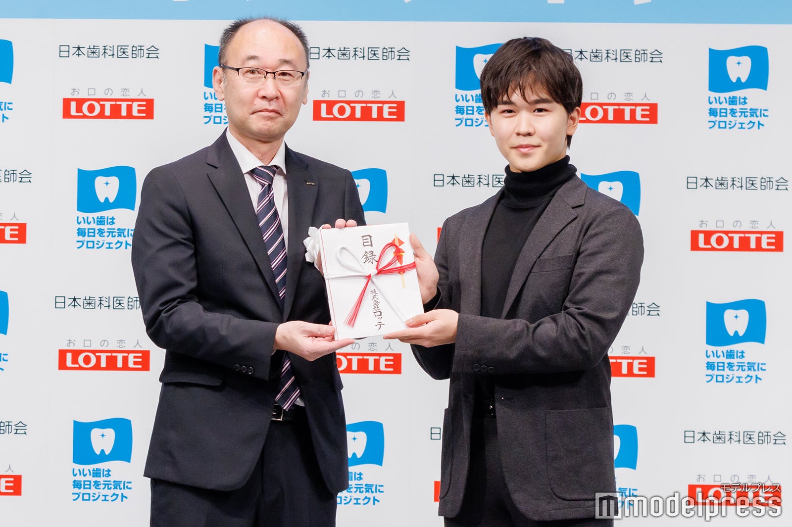 （右）鈴木福（C）モデルプレス