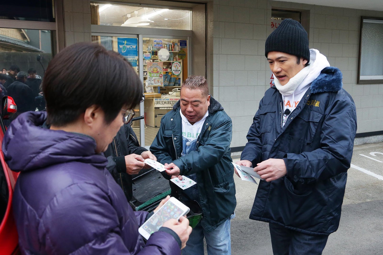 充電交渉をする稲垣吾郎（右）（C）テレビ東京